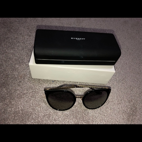 Authentic Givenchy sunglasses 😎 - Picture 6 of 10